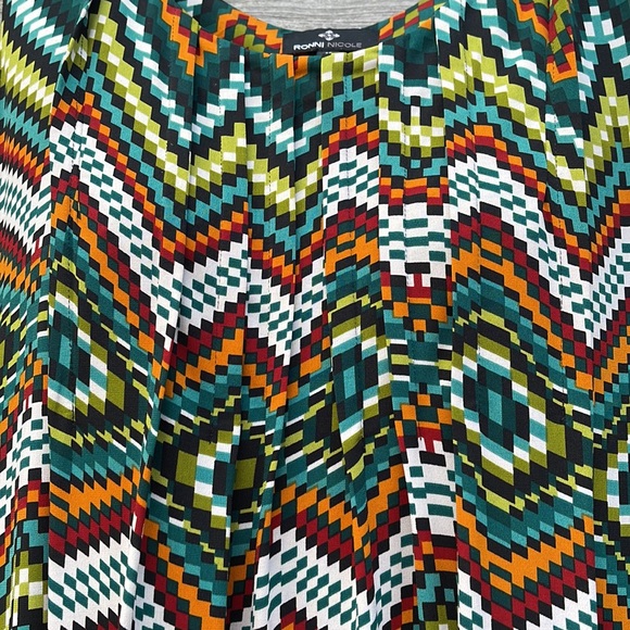 Geometric Design Pleated Dress - Picture 4 of 8